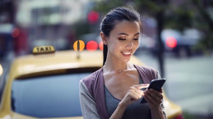 Frau tippt etwas auf ihr Smartphone