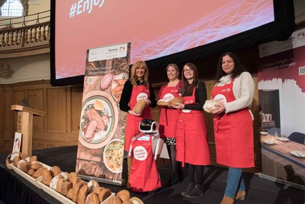 Beatrix Haun, Claire Page, Emily Webster, Judith Lewis und Max, der Roboter