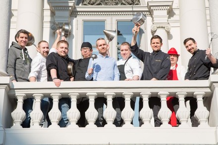 Mario Bernatovic, Marcel Ruhm, Felix Albiez, Hiroshi Sakai, Oliver Lucas, Jürgen Gschwendtner, Fabian Philler, Harald Brunner und Lukas Olbrich auf einer Empore mit Töpfen und Kellen in den Händen