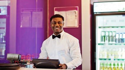 Ein tunesischer Barkeeper in einem Hotel