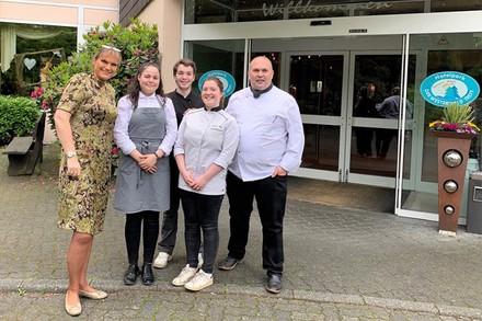 Eine Gruppe junger Menschen