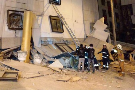Feuerwehrleute bei der Rettung von Menschen im eingestürzten Hotel in Taiwan