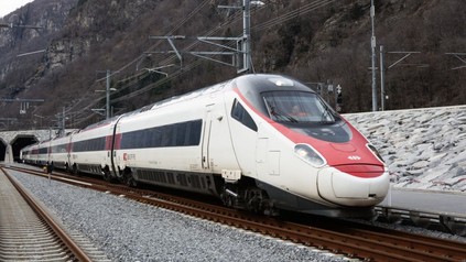 Ein Zug der SBB bei der Fahrt