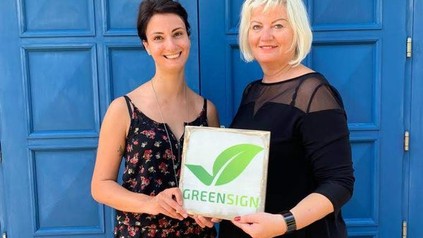 Ann-Kathrin Günther (l.), Marketing Managerin, und Imbritt Berger (r.), Hoteldirektorin vom Hotel Residenz in Heringsdorf, nach dem Audit mit GreenSign