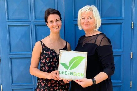Ann-Kathrin Günther (l.), Marketing Managerin, und Imbritt Berger (r.), Hoteldirektorin vom Hotel Residenz in Heringsdorf, nach dem Audit mit GreenSign