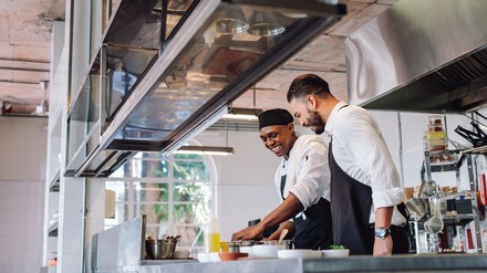 Zwei Köche in einer Großküche