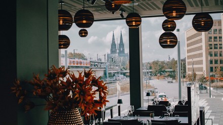 Blick auf den Kölner Dom im Restaurant The ASH MesseCity Köln