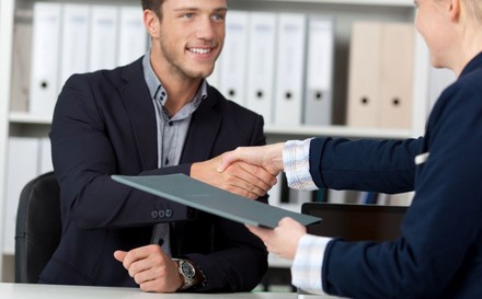 Handschlag nach dem Bewerbungsgespräch