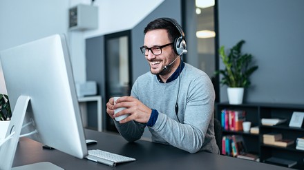 Arbeitnehmer nimmt an Webinar teil