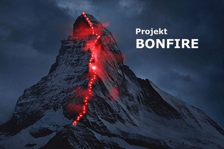 Das Matterhorn mit roten Lichtern beleuchtet