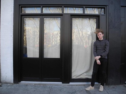 Flynn McGarry vor einem noch geschlossenen Restaurant