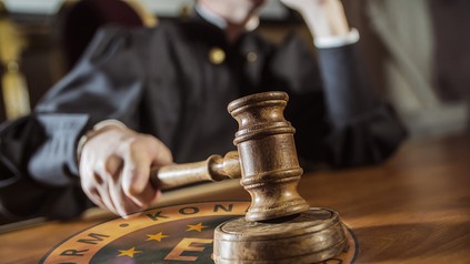 Ein Richterhammer schlägt auf ein DSVGO-Schild