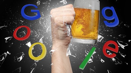 Eine Hand zerschlägt mit einem Bierkrug das Google-Logo