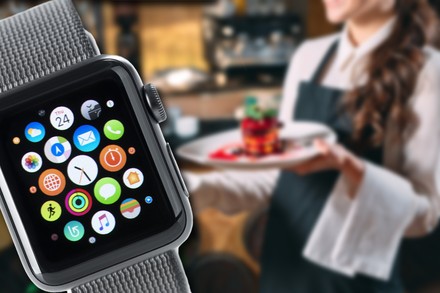 Eine Uhr und ein Kellner im Hintergrund