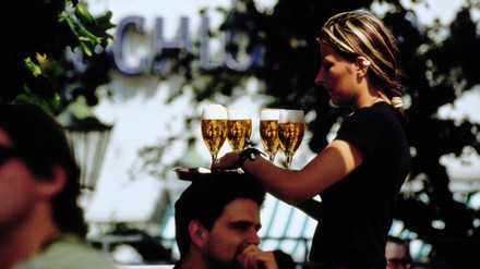 Kellnerin im Biergarten