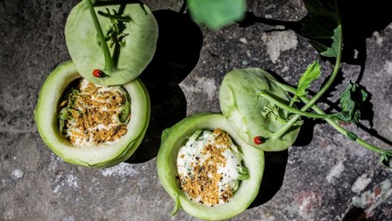 Kohlrabi-Spaghetti angerichtet in dem ausgehöhlten Kohl