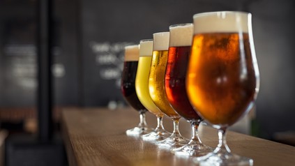 Biergläser auf einem Thresen