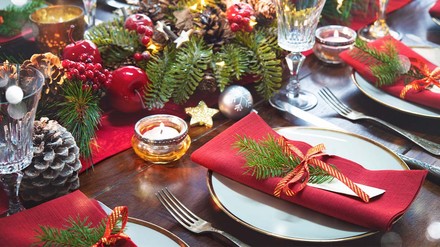 Tisch, der weihnachtlich eingedeckt ist