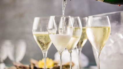 Mehrere Gläser werden mit Champagner gefüllt