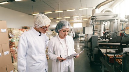Kontrolleuere in einer Großbäckerei