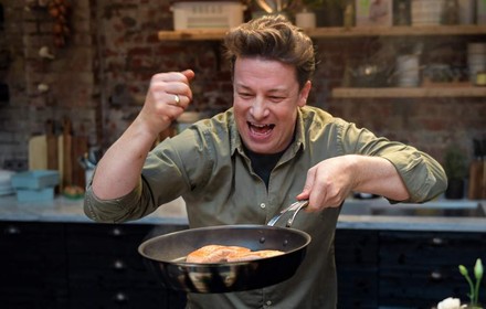 Jamie Oliver beim Kochen