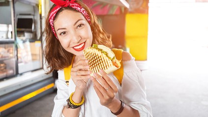 Eine Frau mit einem Snack in der Hand