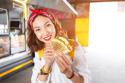 Eine Frau mit einem Snack in der Hand