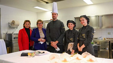 Susanne Kraus-Winkler und Barbara Klepsch bei der Besichtigung der Gastgewerbefachschule Wien
