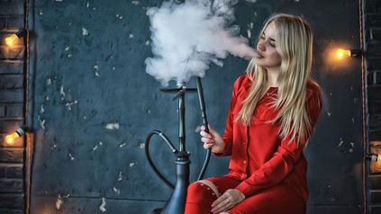 Eine Shisha-Raucherin im Lokal