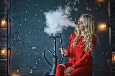 Eine Shisha-Raucherin im Lokal