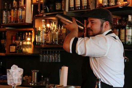 Ein Barkeeper beim der Zubereitung eines Cocktails