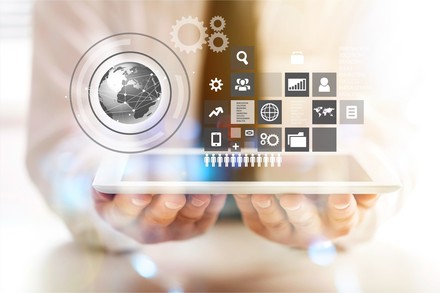 Businessmann hält Tablet mit abstrakten Business-Icons