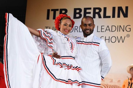 Ein ausländisches Tanzpaar lächelt in die Kamera