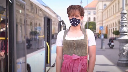 Martin Frank erklärt mit Augenzwinkern die geltenden Abstandsregeln.