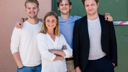 Eine Gruppe junger Menschen, die für Karma arbeiten
