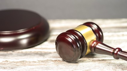 Ein Richterhammer auf einem Tisch