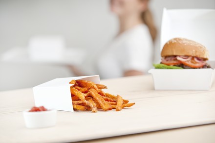 Süßkartoffelpommes und Burger