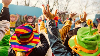 Menschen beim Karnevalsumzug