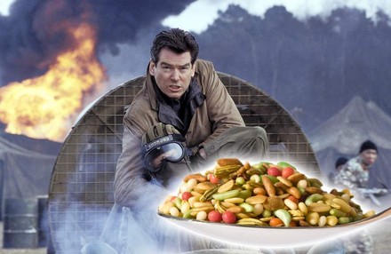 Pierce Brosnan in einer Aktionszene, davor ein Teller mit einem indischen Gericht