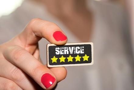 Eine Frau bewertet Serviceleistungen mit fünf Sternen.