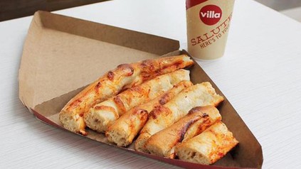 Ein Pizzakarton mit einem Pizzarand