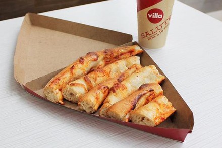 Ein Pizzakarton mit einem Pizzarand