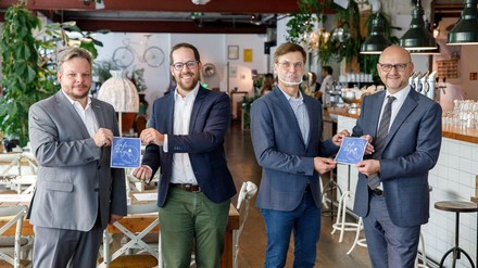 Übergabe der Safe Stay-Gütesiegel Nummer 49 und 50 an das Hotel Grand Ferdinand und das Hotel Daniel: Hotellerie-Obmann Dominic Schmid, Martijn Coolen (Hotel Grand Ferdinand), Dieter Bischoff (Hotel Daniel) und Tourismusdirektor Norbert Kettner.