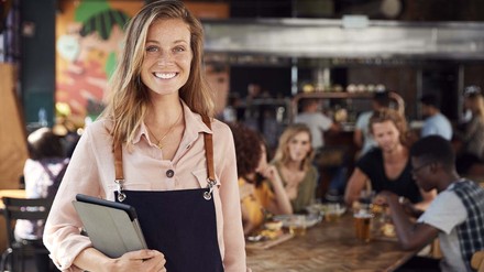 Servicekraft strahlt in die Kamera