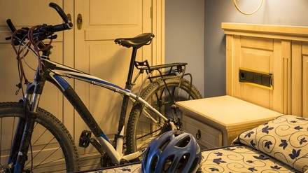 Ein Fahrrad in einem Hotelzimmer