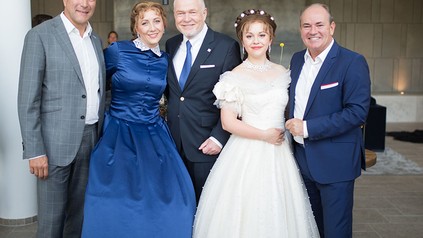 Eine Gruppe berühmter Fun ktionsträger eröffnet das Neue Neuschwanstein-Hotel