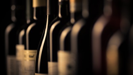 Ein Regal voller Weinflaschen