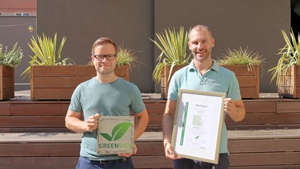 Philipp Winter und Matthias Ernst (Head of offline Marketing) freuen sich über das Nachhaltigkeitssiegel "Greensign" für die a&o Hostels.