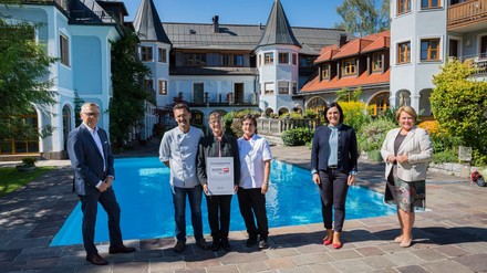 Auszeichnung für den „Doktorwirt“ (v. l.): WKS-Präsident Peter Buchmüller, Karl Schnöll, Carolin Schnöll, Elisabeth Bühringer, Ministerin Elisabeth Köstinger und ÖVP-Nationalratsabgeordnete Elisabeth Salzmann.