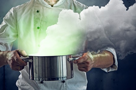 Ein Topf, aus dem grüner Rauch austritt